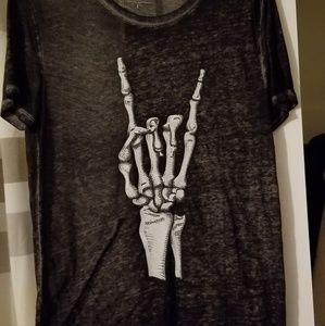 Zoe & Liv skull t-shirt.  Size Large